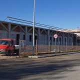 ...notiamo sulla sinistra un cantiere aperto. Qui, al posto del vecchio campo da calcio sta sorgendo il nuovo stadio di rugby e football americano di Bari